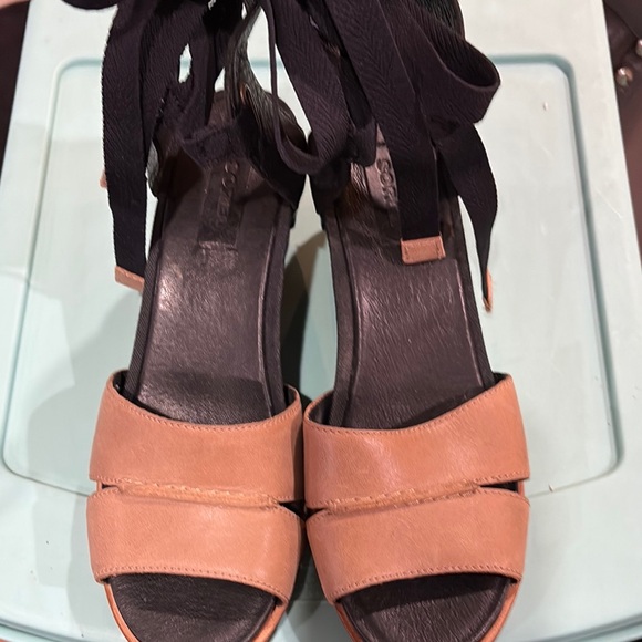 Sorel Shoes - Sorel Tan and Black Elegant Sandals size 8